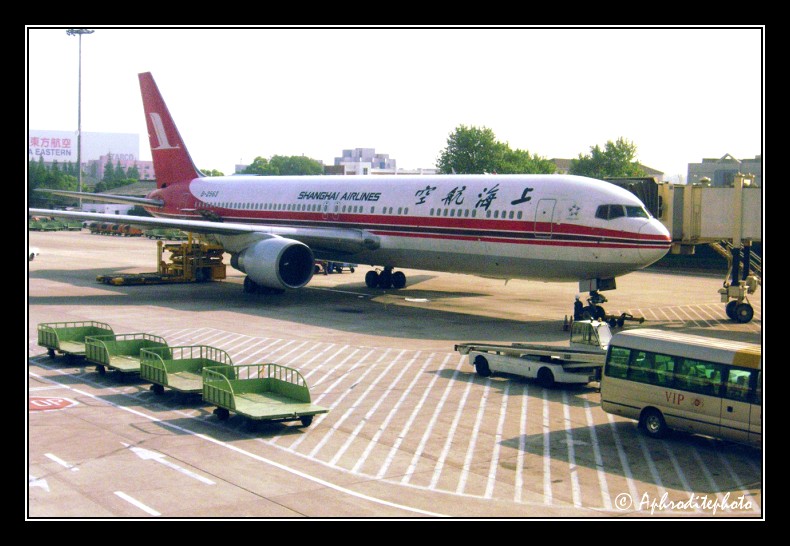 Shanghai Airlines - Boeing B-767-36D